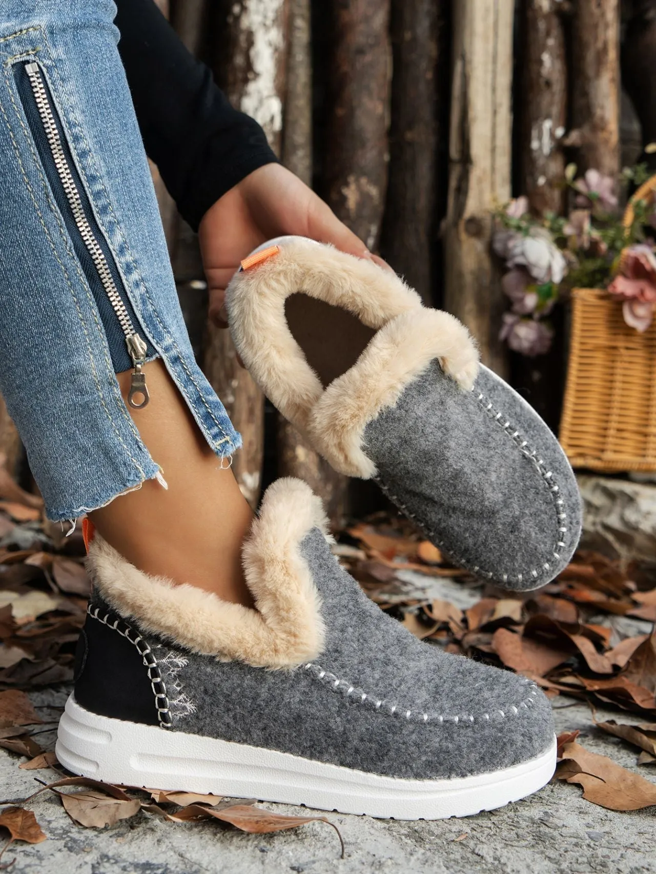 binfenxie  -  Furry Suede Round Toe Flat Sneakers